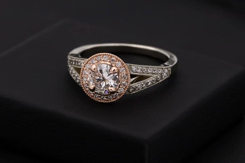 Rotonda No. II — Oro rosa y blanco 18k, Halo bicolor 1.6 ct