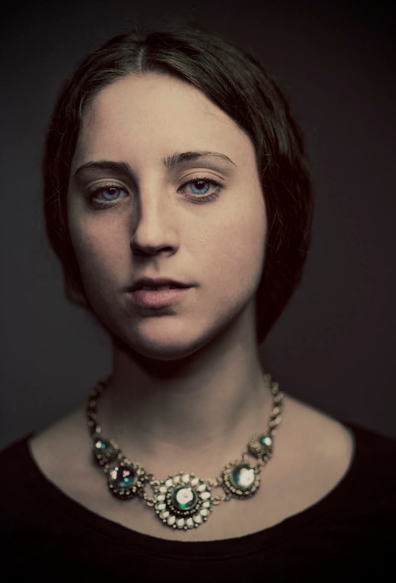 Rotonda No. III — Oro envejecido y gemas, Collar statement